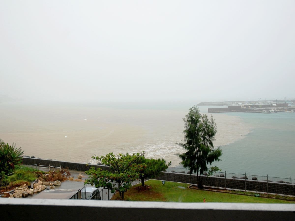 図6.赤土汚染が広がる海