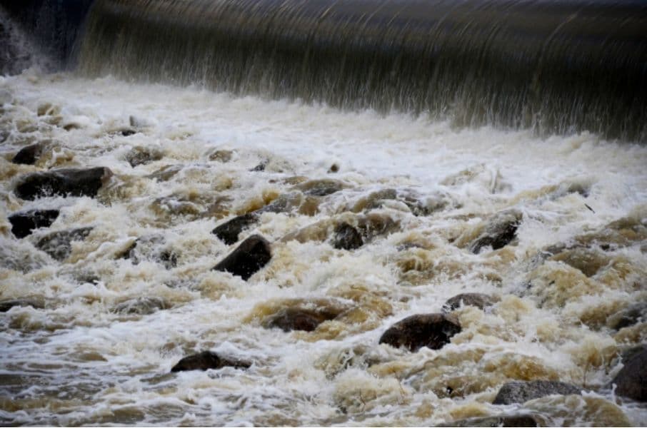 図8.土石流等で濁った水