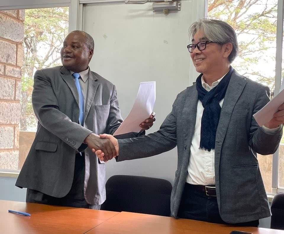 Prof. Kwanza from JKUAT shaking hands with INVAX's president Akiyama.